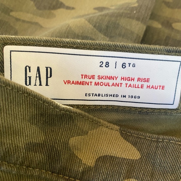 Gap size 6 true skinny high rise camo jeans never worn - Picture 2 of 2